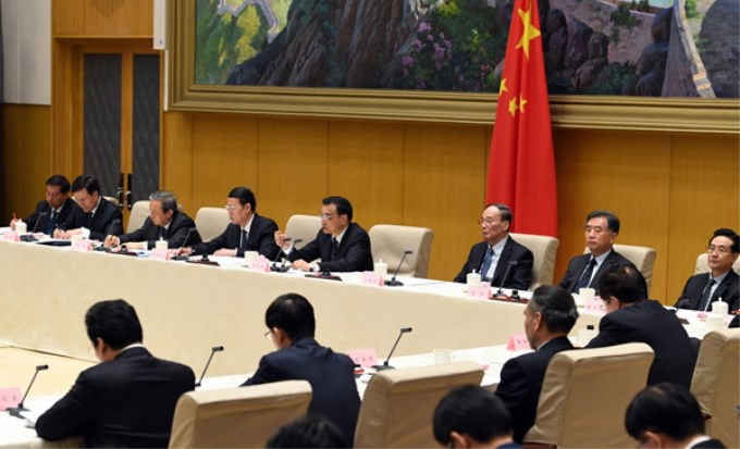 3月21日，国务院在北京召开第五次廉政工作会议，中共中央政治局常委、国务院总理李克强发表讲话。中共中央政治局常委、中央纪委书记王岐山，中共中央政治局常委、国务院副总理张高丽等出席。新华社记者 饶爱民 摄